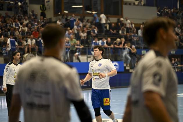 Josip Simic (5; HSG Wetzlar) positioniert sich auf dem Spielfeld in der Werner-Assmann Halle in Eisenach, Portrait, Einzelfoto, DAIKIN Handball: ThSV-Eisenach gegen HSG Wetzlar 20.09.2025 Copyright: xJoshuaxHildebrandtx