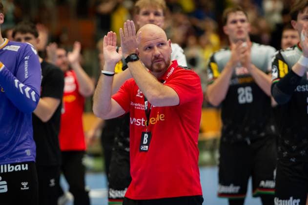 Applaus von Daniel Haase (TUSEM Essen,Trainer) für die Unterstützung der mitgereisten Fans DEU, Düsseldorf Krefeld, 20.09.2025 Handball, 2. Bundesliga, Saison 2025 2026, 4. Spieltag, HSG Krefeld - TUSEM Essen