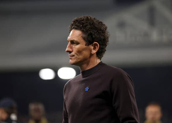 20th September 2025; Craven Cottage, Fulham, London, England; Premier League Football, Fulham versus Brentford; Brentford Manager Keith Andrews arriving at the dugout  JohnxPatrickxFletcher