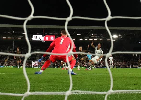 20th September 2025; Craven Cottage, Fulham, London, England; Premier League Football, Fulham versus Brentford; Mikkel Damsgaard of Brentford shoots and scores his sides 1st goal in the 20th minute to make it 1-0  JohnxPatrickxFletcher
