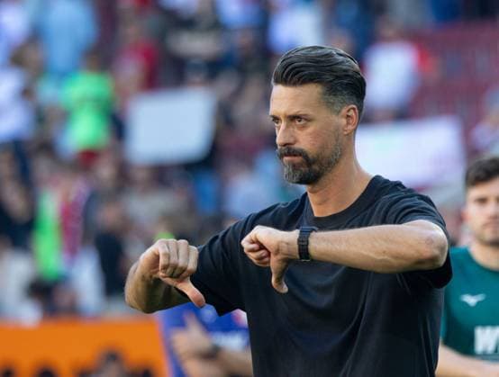 Sandro Wagner (Trainer FC Augsburg), zeigt auf sich, Geste vor den Fans nach dem Spiel; FC Augsburg vs. FSV Mainz 05. 4. Spieltag; DFL REGULATIONS PROHIBIT ANY USE OF PHOTOGRAPHS AS IMAGE SEQUENCES AND OR QUASI-VIDEO.