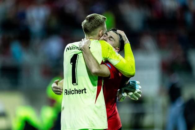 Fussball, Saison 2025 2026, 2. Bundesliga, Max Morlock Stadion, 6. Spieltag, 1. FC Nürnberg - VfL Bochum, 20.09.2025 20.09.2025, Fussball, Saison 2025 2026, 2. Bundesliga, Max Morlock Stadion, 6. Spieltag, 1. FC Nürnberg - VfL Bochum, Jubel Freude Emotionen nach dem Last-Minute-Sieg beim 1. FC Nürnberg. v.l. 1 Jan Reichert (1. FC Nürnberg), 21 Berkay Yilmaz (1. FC Nürnberg) Foto: Lucca Fundel Nürnberg Max Morlock Stadion Bayern Deutschland