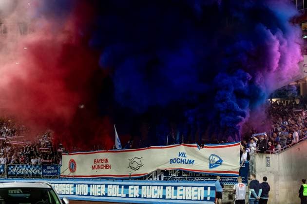 Fussball, Saison 2025 2026, 2. Bundesliga, Max Morlock Stadion, 6. Spieltag, 1. FC Nürnberg - VfL Bochum, 20.09.2025 20.09.2025, Fussball, Saison 2025 2026, 2. Bundesliga, Max Morlock Stadion, 6. Spieltag, 1. FC Nürnberg - VfL Bochum, Choreo Gästeblock Fanblock Fans VfL Bochum feiern die Freundschaft zum FC Bayern München Foto: Lucca Fundel Nürnberg Max Morlock Stadion Bayern Deutschland