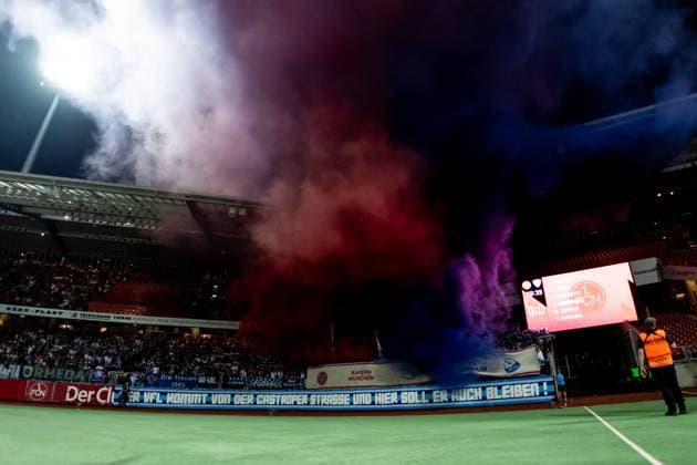 Fussball, Saison 2025 2026, 2. Bundesliga, Max Morlock Stadion, 6. Spieltag, 1. FC Nürnberg - VfL Bochum, 20.09.2025 20.09.2025, Fussball, Saison 2025 2026, 2. Bundesliga, Max Morlock Stadion, 6. Spieltag, 1. FC Nürnberg - VfL Bochum, Choreo Gästeblock Fanblock Fans VfL Bochum feiern die Freundschaft zum FC Bayern München Foto: Lucca Fundel Nürnberg Max Morlock Stadion Bayern Deutschland