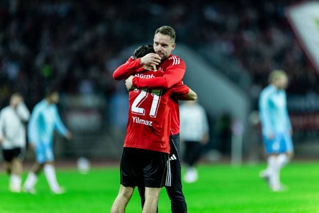 Fussball, Saison 2025 2026, 2. Bundesliga, Max Morlock Stadion, 6. Spieltag, 1. FC Nürnberg - VfL Bochum, 20.09.2025 20.09.2025, Fussball, Saison 2025 2026, 2. Bundesliga, Max Morlock Stadion, 6. Spieltag, 1. FC Nürnberg - VfL Bochum, Jubel Freude Emotionen nach dem Last-Minute-Sieg beim 1. FC Nürnberg. v.l. 21 Berkay Yilmaz (1. FC Nürnberg), 26 Christian Mathenia (1. FC Nürnberg) Foto: Lucca Fundel Nürnberg Max Morlock Stadion Bayern Deutschland