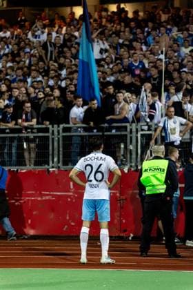 Fussball, Saison 2025 2026, 2. Bundesliga, Max Morlock Stadion, 6. Spieltag, 1. FC Nürnberg - VfL Bochum, 20.09.2025 20.09.2025, Fussball, Saison 2025 2026, 2. Bundesliga, Max Morlock Stadion, 6. Spieltag, 1. FC Nürnberg - VfL Bochum, Enttäuschung beim VfL Bochum nach der späten Niederlage. 26 Romario Rösch (VfL Bochum) vor dem Gästeblock Fanblock der Fans des VfL Bochum Foto: Lucca Fundel Nürnberg Max Morlock Stadion Bayern Deutschland