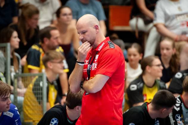 Daniel Haase (TUSEM Essen,Trainer) nachdenklich an der Seitenlinie DEU, Düsseldorf Krefeld, 20.09.2025 Handball, 2. Bundesliga, Saison 2025 2026, 4. Spieltag, HSG Krefeld - TUSEM Essen