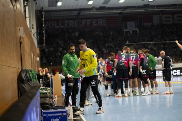 Anadin Suljakovic (12; HSG Wetzlar) und Karim Hendawy (66; HSG Wetzlar) stehen an der Seitenlinie während der Spielpause in der Werner-Assmann Halle in Eisenach DAIKIN Handball: ThSV-Eisenach gegen HSG Wetzlar 20.09.2025 Copyright: xJoshuaxHildebrandtx