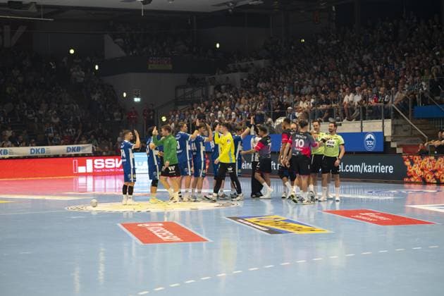 Matija Spikic (1; ThSV Eisenach), Oskar Joelsson (3; ThSV Eisenach), Stephan Seitz (44; ThSV Eisenach) und Tom Wolf (10; HSG Wetzlar), Tizian Weimer (3; HSG Wetzlar), Filip Vistorop (4; HSG Wetzlar) begrüßen sich in der Spielfeldmitte DAIKIN Handball: ThSV-Eisenach gegen HSG Wetzlar 20.09.2025 Copyright: xJoshuaxHildebrandtx