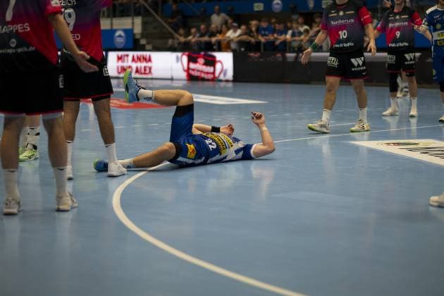 Spieler von ThSV Eisenach liegt am Boden, umgeben von Spielern der HSG Wetzlar DAIKIN Handball: ThSV-Eisenach gegen HSG Wetzlar 20.09.2025 Copyright: xJoshuaxHildebrandtx