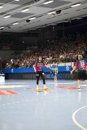 Nikola Grahovac (2; HSG Wetzlar) steht auf dem Spielfeld in Abwehrposition, Portrait, Einzelfoto DAIKIN Handball: ThSV-Eisenach gegen HSG Wetzlar 20.09.2025 Copyright: xJoshuaxHildebrandtx