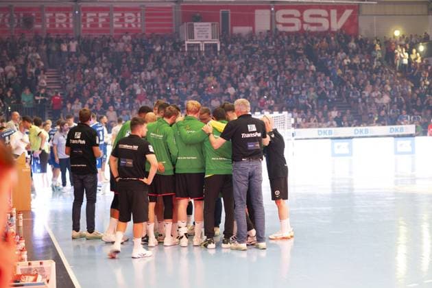 Momir Ilic (Trainer; HSG Wetzlar) bei Teambesprechung mit Spielern DAIKIN Handball: ThSV-Eisenach gegen HSG Wetzlar 20.09.2025 Copyright: xJoshuaxHildebrandtx