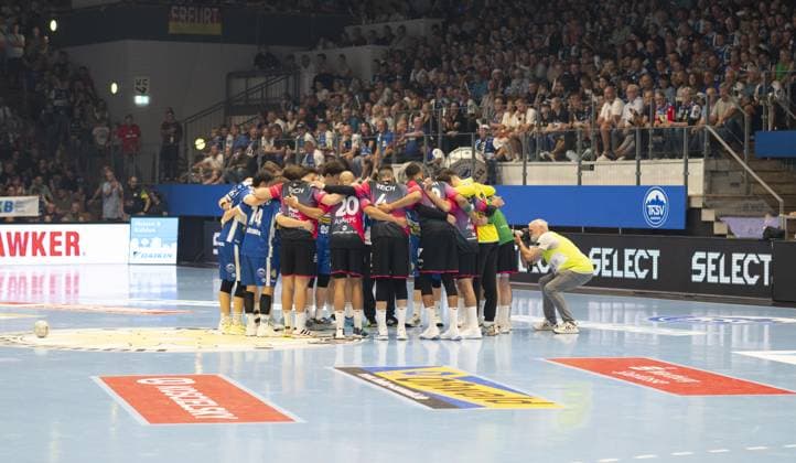 Die Mannschaften ThSV Eisenach und HSG Wetzlar formieren sich im Kreis vor dem Spiel in der Werner-Assmann Halle in Eisenach. DAIKIN Handball: ThSV-Eisenach gegen HSG Wetzlar 20.09.2025 Copyright: xJoshuaxHildebrandtx