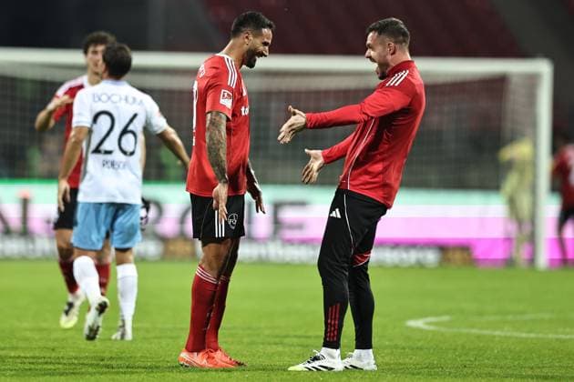 Adriano Grimaldo und Christian Mathenia, FCN, jubeln nach dem Hinrundenspiel der Saison 2025 2026 zwischen dem 1. FC Nürnberg und dem Vfl Bochum (2:1) in Nürnberg; 20 09 2025 -