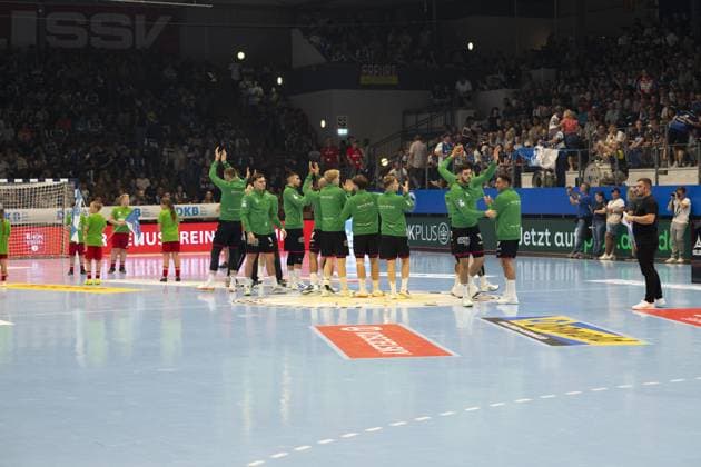 Josip Simic (5; HSG Wetzlar), Stefan Cavor (77; HSG Wetzlar) und Filip Vistorop (4; HSG Wetzlar) positionieren sich auf dem Spielfeld DAIKIN Handball: ThSV-Eisenach gegen HSG Wetzlar 20.09.2025 Copyright: xJoshuaxHildebrandtx