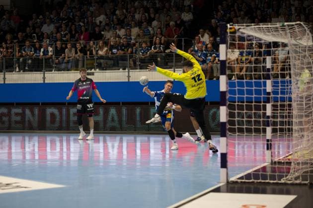 Vincent Buchner (74; ThSV Eisenach) wirft aufs Tor, Niklas Theiß (9; HSG Wetzlar) verteidigt DAIKIN Handball: ThSV-Eisenach gegen HSG Wetzlar 20.09.2025 Copyright: xJoshuaxHildebrandtx