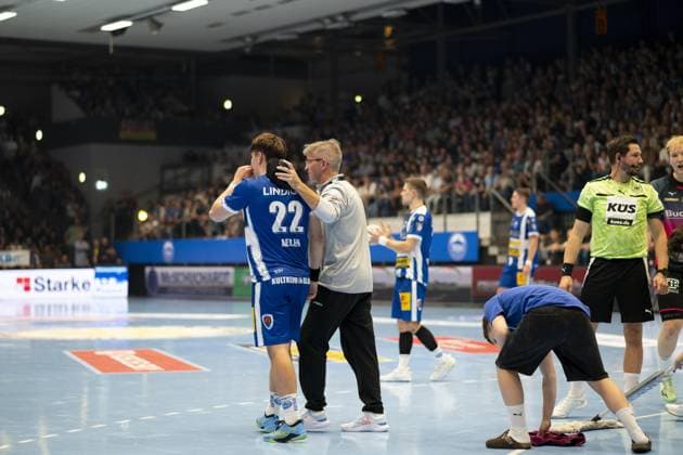 Felix Aellen (22; ThSV Eisenach) erhält Traineranweisungen in der Werner-Assmann Halle in Eisenach DAIKIN Handball: ThSV-Eisenach gegen HSG Wetzlar 20.09.2025 Copyright: xJoshuaxHildebrandtx