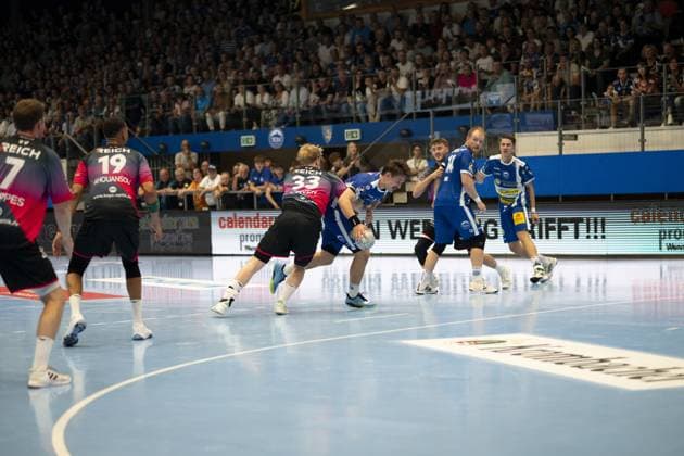 Niklas Theiß (9; HSG Wetzlar) kämpft um den Ball gegen Leon Buerger (SV Babelsberg 03, 22) in der Werner-Assmann Halle in Eisenach DAIKIN Handball: ThSV-Eisenach gegen HSG Wetzlar 20.09.2025 Copyright: xJoshuaxHildebrandtx