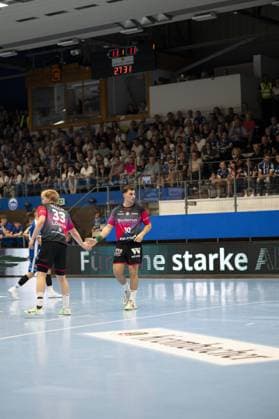 Tom Wolf (10; HSG Wetzlar) und 33; HSG Wetzlar positionieren sich auf dem Spielfeld DAIKIN Handball: ThSV-Eisenach gegen HSG Wetzlar 20.09.2025 Copyright: xJoshuaxHildebrandtx
