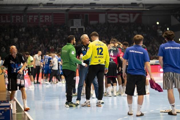 Vladan Jordovic (Co-Trainer; HSG Wetzlar) im Gespräch mit Teammitgliedern auf dem Spielfeld in der Werner-Assmann Halle in Eisenach DAIKIN Handball: ThSV-Eisenach gegen HSG Wetzlar 20.09.2025 Copyright: xJoshuaxHildebrandtx
