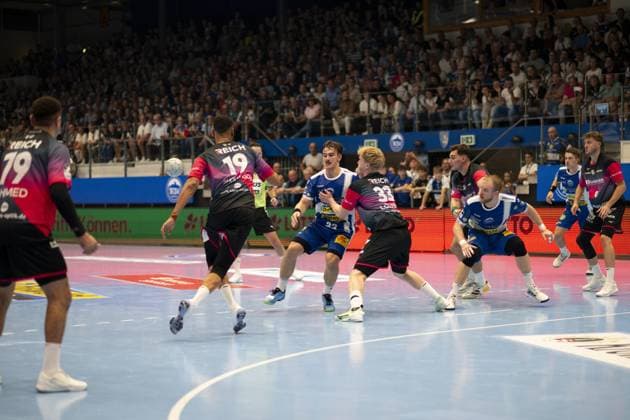 Felix Aellen (22; ThSV Eisenach) wird von mehreren Spielern der HSG Wetzlar verteidigt, während Peter Walz (14; ThSV Eisenach) und Oskar Joelsson (3; ThSV Eisenach) unterstützen. DAIKIN Handball: ThSV-Eisenach gegen HSG Wetzlar 20.09.2025 Copyright: xJoshuaxHildebrandtx