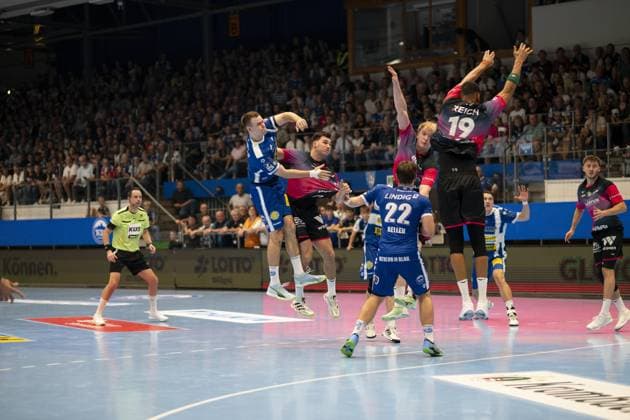 Oskar Joelsson (3; ThSV Eisenach), Max Beneke (9; ThSV Eisenach), Josip Simic (5; HSG Wetzlar) und Niklas Theiß (9; HSG Wetzlar) kämpfen um den Ball in der Werner-Assmann Halle in Eisenach DAIKIN Handball: ThSV-Eisenach gegen HSG Wetzlar 20.09.2025 Copyright: xJoshuaxHildebrandtx