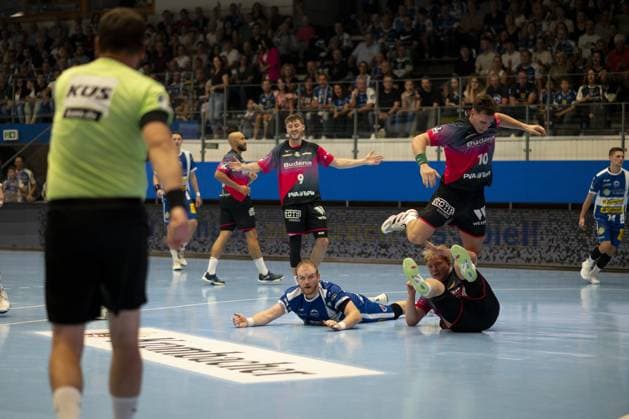 Niklas Theiß (9; HSG Wetzlar) und Peter Walz (14; ThSV Eisenach) in Aktion während des Spiels in der Werner-Assmann Halle in Eisenach DAIKIN Handball: ThSV-Eisenach gegen HSG Wetzlar 20.09.2025 Copyright: xJoshuaxHildebrandtx