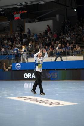 Matija Spikic (1; ThSV Eisenach) positioniert sich auf dem Spielfeld in der Werner-Assmann Halle in Eisenach DAIKIN Handball: ThSV-Eisenach gegen HSG Wetzlar 20.09.2025 Copyright: xJoshuaxHildebrandtx