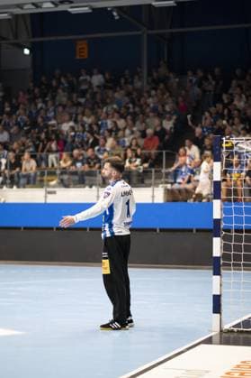 Matija Spikic (1; ThSV Eisenach) zeigt konzentrierte Torwart-Position in der Werner-Assmann Halle in Eisenach DAIKIN Handball: ThSV-Eisenach gegen HSG Wetzlar 20.09.2025 Copyright: xJoshuaxHildebrandtx