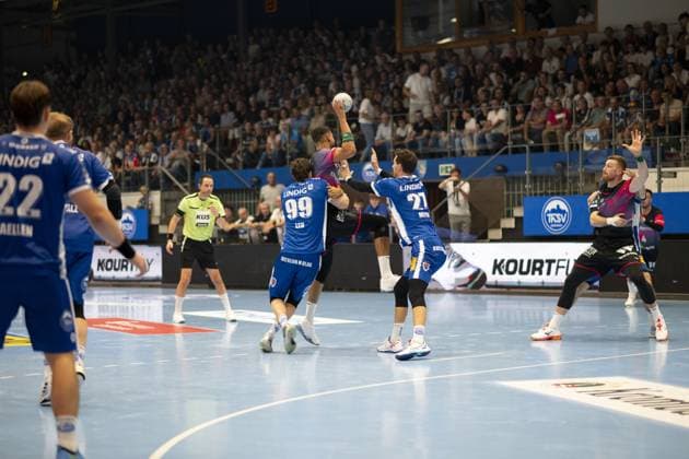Nikola Grahovac (2; HSG Wetzlar) verteidigt gegen Tillman Leu (99; ThSV Eisenach), Philipp Meyer (27; ThSV Eisenach) und Felix Aellen (22; ThSV Eisenach) im Angriff DAIKIN Handball: ThSV-Eisenach gegen HSG Wetzlar 20.09.2025 Copyright: xJoshuaxHildebrandtx