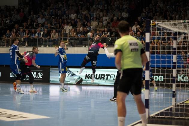 Max Beneke (9; ThSV Eisenach), Philipp Meyer (27; ThSV Eisenach), Filip Vistorop (4; HSG Wetzlar) und Nikola Grahovac (2; HSG Wetzlar) kämpfen um den Ball vor dem Tor DAIKIN Handball: ThSV-Eisenach gegen HSG Wetzlar 20.09.2025 Copyright: xJoshuaxHildebrandtx