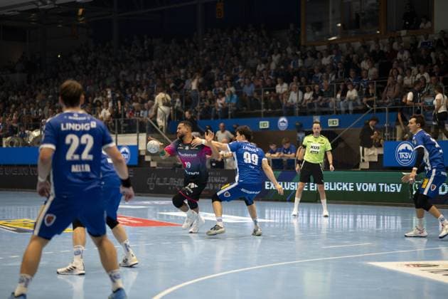 Philipp Ahouansou (19; HSG Wetzlar) kämpft um den Ball gegen Tillman Leu (99, ThSV Eisenach) in der Werner-Assmann Halle in Eisenach DAIKIN Handball: ThSV-Eisenach gegen HSG Wetzlar 20.09.2025 Copyright: xJoshuaxHildebrandtx