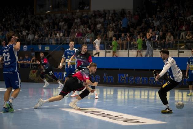 Max Beneke (9; ThSV Eisenach) wirft aufs Tor, Bart Ravensbergen (1; HSG Wetzlar) pariert in der Werner-Assmann Halle in Eisenach DAIKIN Handball: ThSV-Eisenach gegen HSG Wetzlar 20.09.2025 Copyright: xJoshuaxHildebrandtx
