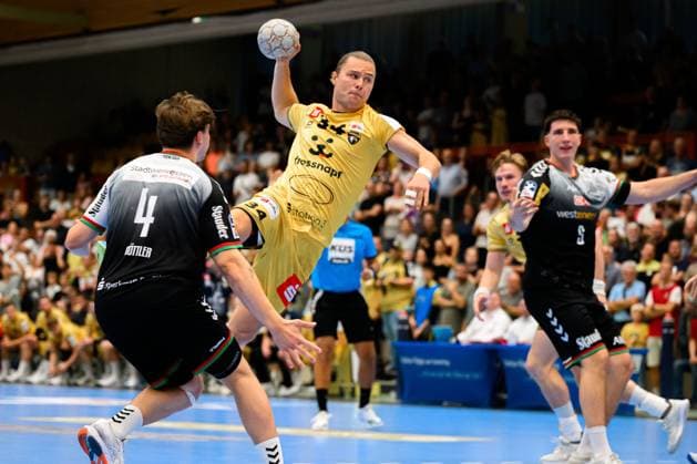 Krefeld: HBL - 25 26 - HSG Krefeld - TUSEM Essen v.li. Felix Goetler Göttler (Tusem Essen), Joern Persson (Krefeld) Krefeld Glockenspitz-Sporthalle Deutschland