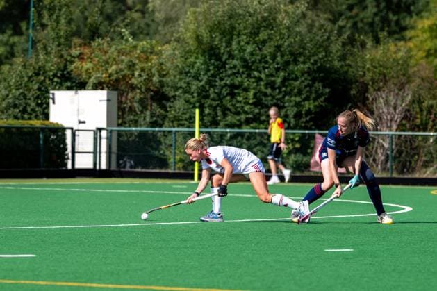 Feldhockey, Bremer HC vs. Düsseldorfer HC 0-2, Damen 1. Bundesliga, Saison 2025-26 21.06.25:, Bremen, Deutschland, 1. Bundesliga Damen Hockey (Foto von Axel Kaste) Manuela Ghigliotti, (12 Bremer HC, Mittelfeld) links Bremen Bremer Hockey-Club e.V. Freie Hansestadt Bremen Deutschland