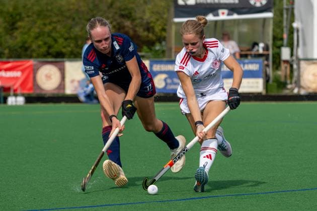Feldhockey, Bremer HC vs. Düsseldorfer HC 0-2, Damen 1. Bundesliga, Saison 2025-26 21.06.25:, Bremen, Deutschland, 1. Bundesliga Damen Hockey (Foto von Axel Kaste) Lisa Nolte, DHC, Manuela Ghigliotti, (12 Bremer HC, Mittelfeld) rechts Bremen Bremer Hockey-Club e.V. Freie Hansestadt Bremen Deutschland