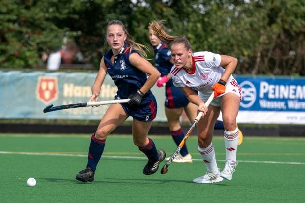 Feldhockey, Bremer HC vs. Düsseldorfer HC 0-2, Damen 1. Bundesliga, Saison 2025-26 21.06.25:, Bremen, Deutschland, 1. Bundesliga Damen Hockey (Foto von Axel Kaste) Links Annika Schönhoff DHC, re: Lena Frerichs, (5 Bremer HC, Mittelfeld) Bremen Bremer Hockey-Club e.V. Freie Hansestadt Bremen Deutschland