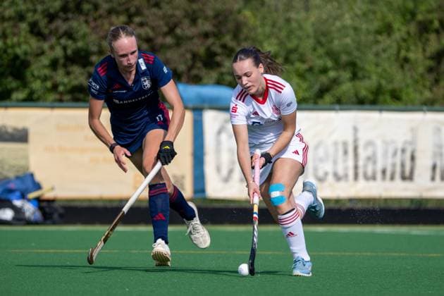 Feldhockey, Bremer HC vs. Düsseldorfer HC 0-2, Damen 1. Bundesliga, Saison 2025-26 21.06.25:, Bremen, Deutschland, 1. Bundesliga Damen Hockey (Foto von Axel Kaste) Lisa Nolte, 17, DHC, blau, Emma Dieszbrock, (28 Bremer HC, Sturm) Bremen Bremer Hockey-Club e.V. Freie Hansestadt Bremen Deutschland
