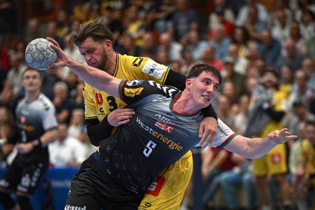 Deutschland, Handball, 2. Bundesliga, 4. Spieltag, 2025 2026, HSG Krefeld Niederrhein vs TuSEM Essen, 20.09.2025, Glockenspitzhalle, Krefeld, Deutschland, Torabschluss durch Valentin Willner (TuSEM Essen, 5) gegen Robert Krass (HSG Krefeld Niederrhein, 3) Copyright: xMarkusxVerwimpx