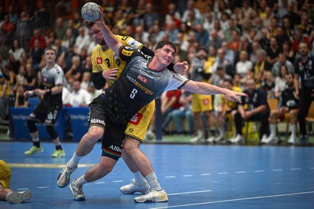 Deutschland, Handball, 2. Bundesliga, 4. Spieltag, 2025 2026, HSG Krefeld Niederrhein vs TuSEM Essen, 20.09.2025, Glockenspitzhalle, Krefeld, Deutschland, Torabschluss durch Valentin Willner (TuSEM Essen, 5) gegen Robert Krass (HSG Krefeld Niederrhein, 3) Copyright: xMarkusxVerwimpx