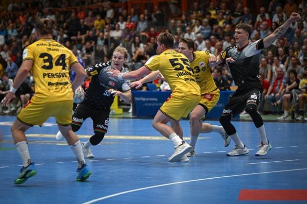 Deutschland, Handball, 2. Bundesliga, 4. Spieltag, 2025 2026, HSG Krefeld Niederrhein vs TuSEM Essen, 20.09.2025, Glockenspitzhalle, Krefeld, Deutschland, Oskar Kostuj (TuSEM Essen, 55), Jörn Persson (HSG Krefeld Niederrhein, 34), Niklas Ingenpaß (HSG Krefeld Niederrhein, 55), Finn Wolfram (TuSEM Essen, 10) Copyright: xMarkusxVerwimpx
