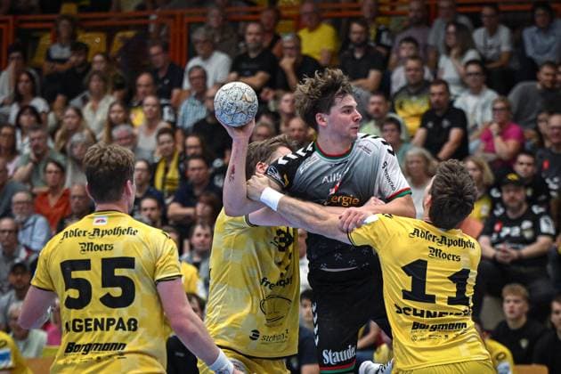 Deutschland, Handball, 2. Bundesliga, 4. Spieltag, 2025 2026, HSG Krefeld Niederrhein vs TuSEM Essen, 20.09.2025, Glockenspitzhalle, Krefeld, Deutschland, Felix Göttler (TuSEM Essen, 4) gegen Niklas Ingenpaß (HSG Krefeld Niederrhein, 55), Lucas Schneider (HSG Krefeld Niederrhein, 11) und Lars Jagieniak (HSG Krefeld Niederrhein, 33) Copyright: xMarkusxVerwimpx