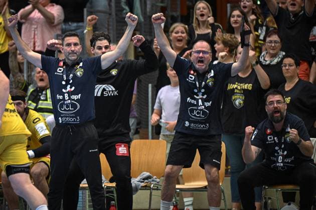 Deutschland, Handball, 2. Bundesliga, 4. Spieltag, 2025 2026, HSG Krefeld Niederrhein vs TuSEM Essen, 20.09.2025, Glockenspitzhalle, Krefeld, Deutschland, Jubel auf der Krefelder Bank Copyright: xMarkusxVerwimpx