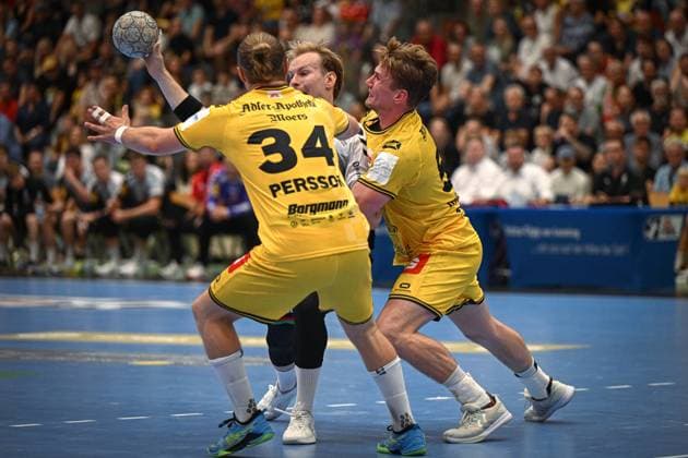 Deutschland, Handball, 2. Bundesliga, 4. Spieltag, 2025 2026, HSG Krefeld Niederrhein vs TuSEM Essen, 20.09.2025, Glockenspitzhalle, Krefeld, Deutschland, Oskar Kostuj (TuSEM Essen, 55) gegen Jörn Persson (HSG Krefeld Niederrhein, 34) und Niklas Ingenpaß (HSG Krefeld Niederrhein, 55) Copyright: xMarkusxVerwimpx