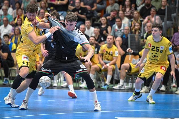Deutschland, Handball, 2. Bundesliga, 4. Spieltag, 2025 2026, HSG Krefeld Niederrhein vs TuSEM Essen, 20.09.2025, Glockenspitzhalle, Krefeld, Deutschland, Finn Wolfram (TuSEM Essen, 10) gegen Lucas Schneider (HSG Krefeld Niederrhein, 11) Copyright: xMarkusxVerwimpx