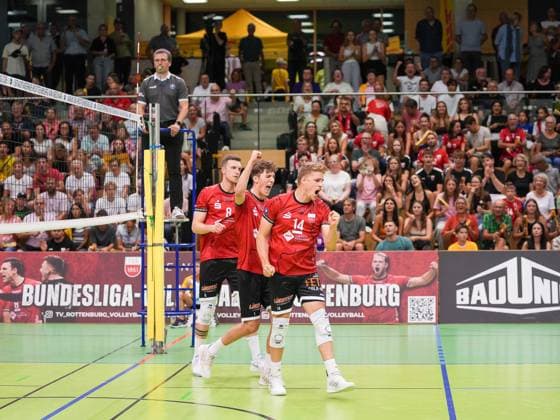 Schippmann Timon (TV Rottenburg, 14) und Marjanovic Dominik (TV Rottenburg, 01) feiern den Siegpunkt , TV Rottenburg vs. L.E. Volleys, Volleyball, 2.Bundesliga Sued, 1.Spieltag, 2025 2026, 20.09.2025, TV Rottenburg vs. L.E. Volleys, Volleyball, 2.Bundesliga Sued, 1.Spieltag, 2025 2026, 20.09.2025 Rottenburg am Neckar Copyright: xEibner-Pressefoto DanielexLaxRocx EP_DLO