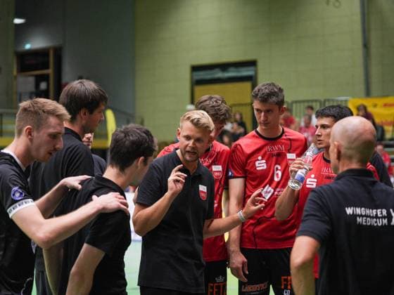 Jan Scheuermann (TV Rottenburg,Trainer) spricht mit seinem Mannschaft , TV Rottenburg vs. L.E. Volleys, Volleyball, 2.Bundesliga Sued, 1.Spieltag, 2025 2026, 20.09.2025, TV Rottenburg vs. L.E. Volleys, Volleyball, 2.Bundesliga Sued, 1.Spieltag, 2025 2026, 20.09.2025 Rottenburg am Neckar Copyright: xEibner-Pressefoto DanielexLaxRocx EP_DLO