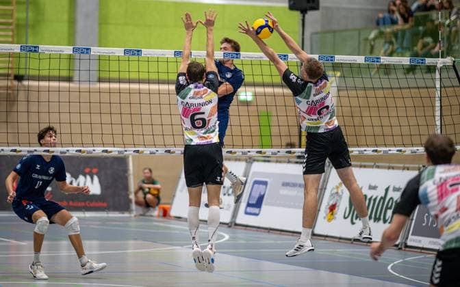 Volleyball, Saison 2025 2026, 2. Bundesliga Nord, 20.09.2025, 02. Spieltag, Herren, TuB Bocholt (blau) vs. TSV Giesen Grizzlys 2 (weiss) v.l.: Joke Johannig (TuB Bocholt), Alexander Gruene (TSV Giesen Grizzlys II), Luis Kubo (TuB Bocholt), Tizian Babel (TSV Giesen Grizzlys II), Bocholt Sporthalle West Nordrhein-Westfalen Deutschland