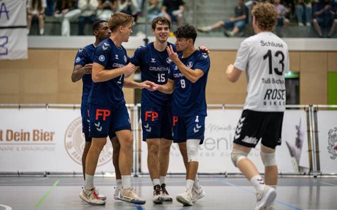 Volleyball, Saison 2025 2026, 2. Bundesliga Nord, 20.09.2025, 02. Spieltag, Herren, TuB Bocholt (blau) vs. TSV Giesen Grizzlys 2 (weiss) v.l.: Rudy Schneider (TuB Bocholt), Luis Kubo (TuB Bocholt), Bohdan Velychko (TuB Bocholt), Lukas Salimi (TuB Bocholt), Tom-Luca Schluse (Libero TuB Bocholt), Bocholt Sporthalle West Nordrhein-Westfalen Deutschland