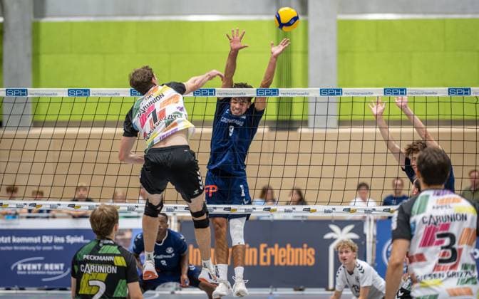 Volleyball, Saison 2025 2026, 2. Bundesliga Nord, 20.09.2025, 02. Spieltag, Herren, TuB Bocholt (blau) vs. TSV Giesen Grizzlys 2 (weiss) v.l.: Phil Hotho (TSV Giesen Grizzlys II), Lukas Salimi (TuB Bocholt), Bocholt Sporthalle West Nordrhein-Westfalen Deutschland